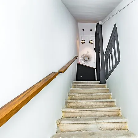 16 Steps Apartment *