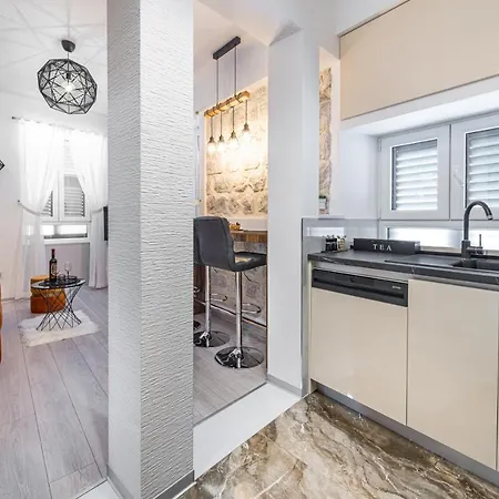 Apartman 16 Steps *