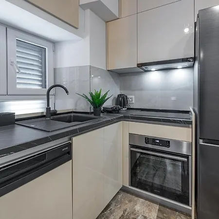 16 Steps Apartment *